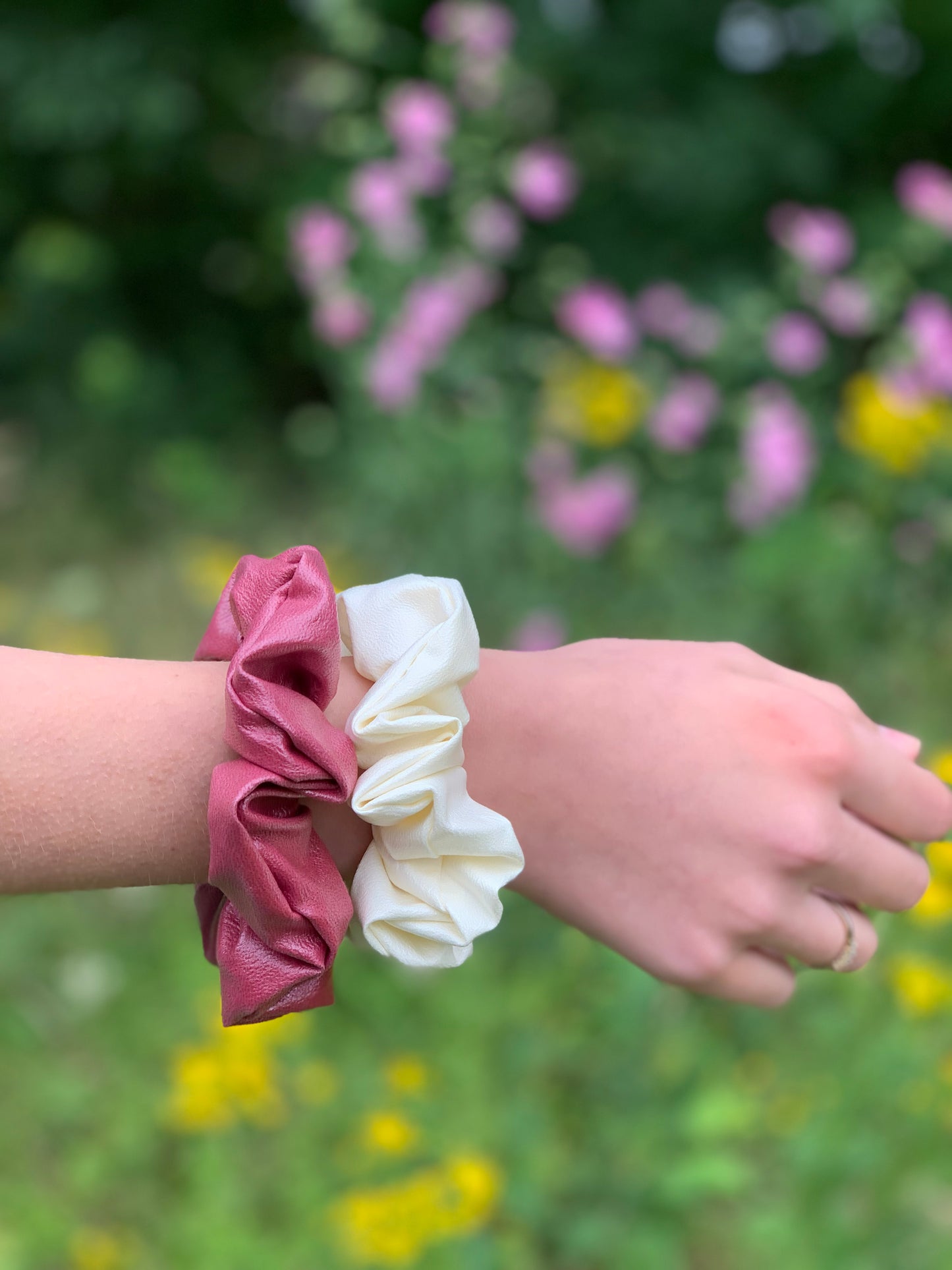 Donkerroze scrunchie