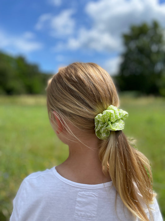 Groene bloemen scrunchie