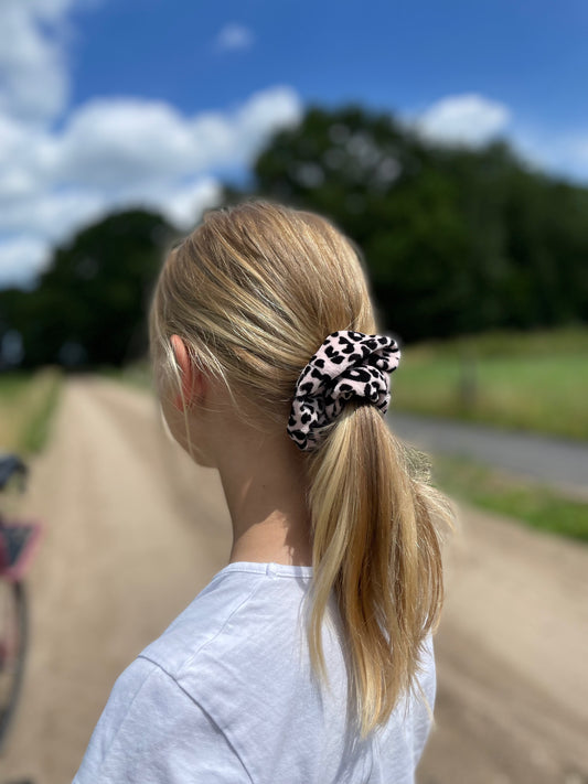 Lichtroze panter scrunchie
