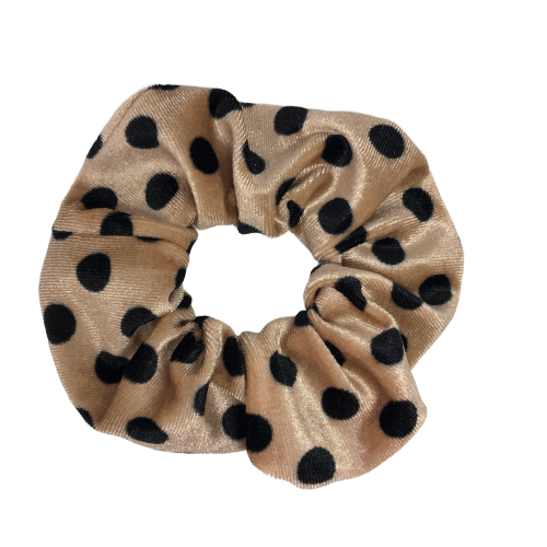 Zwart gestipte scrunchie voor {$price} inclusief verzendkosten. Scrunchie-winkel.nl de grootste collectie scrunchies en haaraccessoires, hoge kwaliteit en scherpe prijs