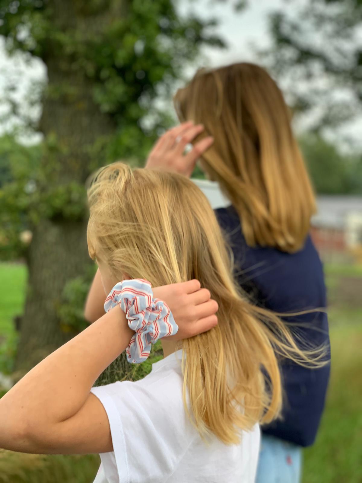 Lichtblauwe strepen scrunchie