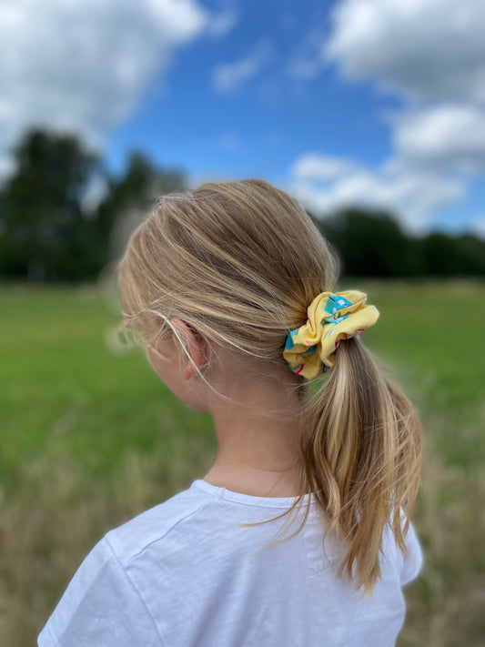 Gele zomer scruchie