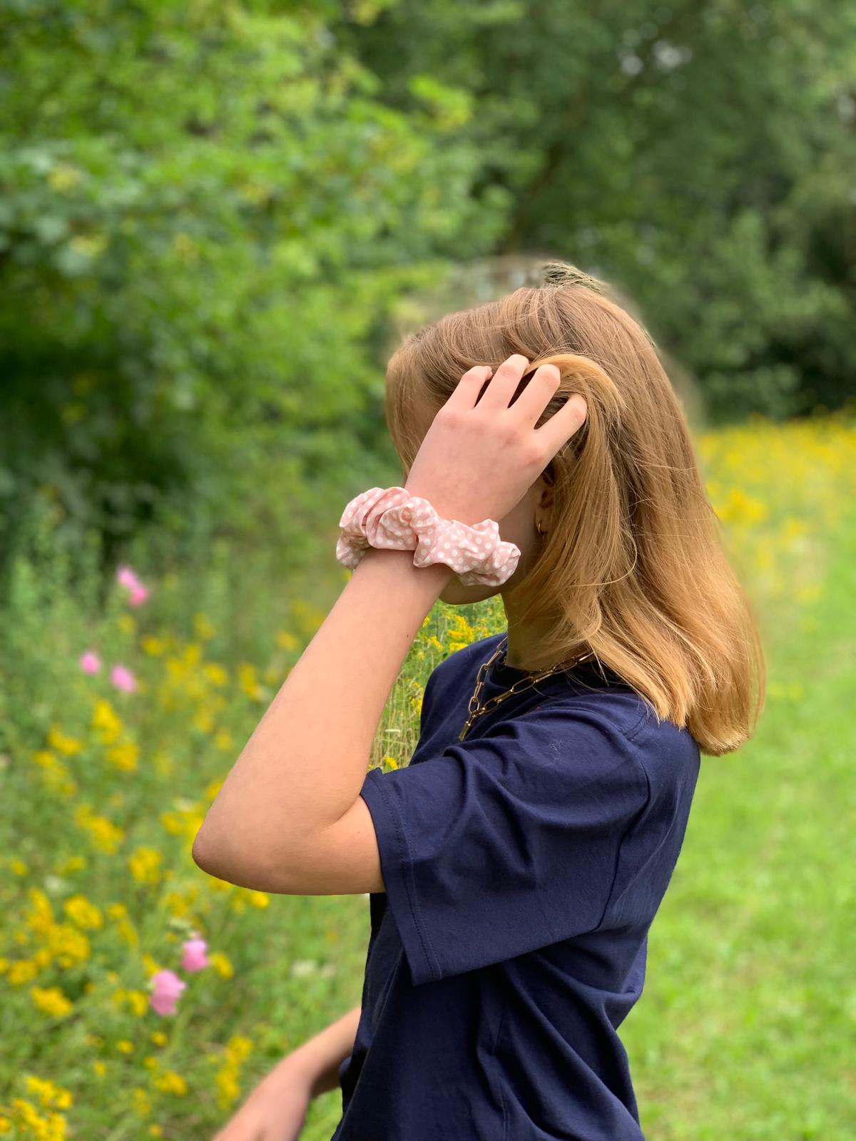 Roze stipjes scrunchie