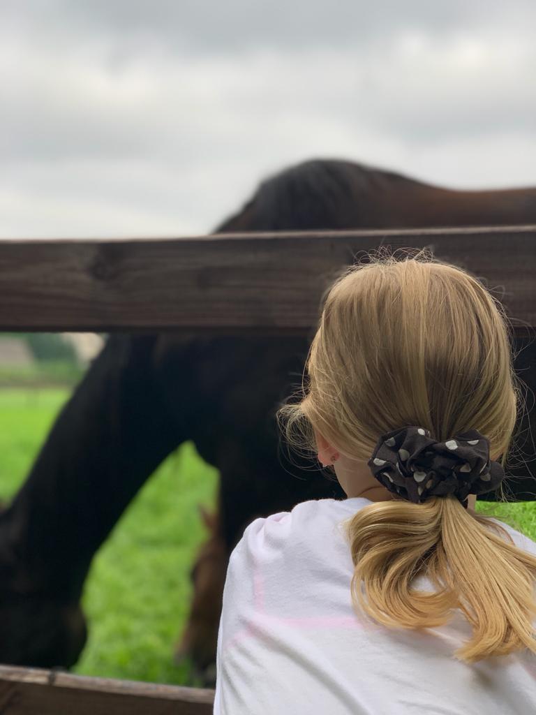 Bruine stippen scrunchie